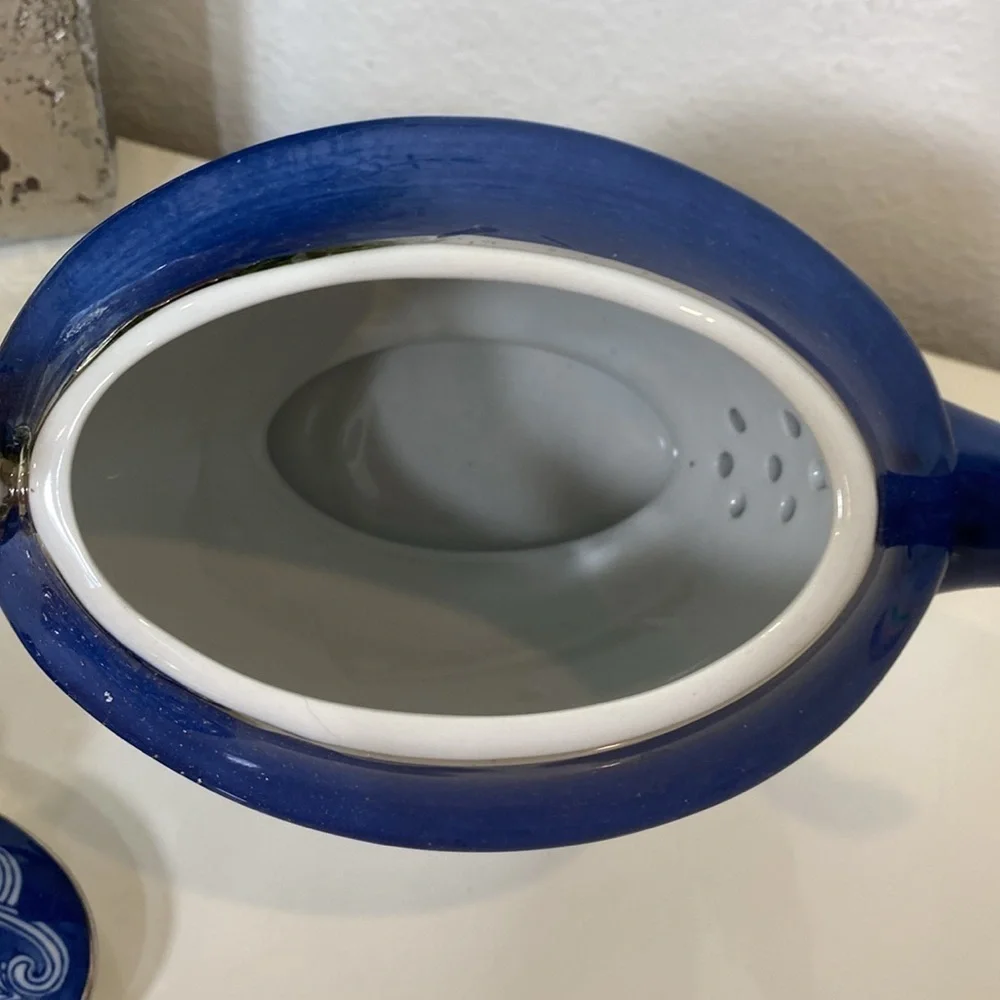 The Bombay Company Vintage Blue and White Teapot‎